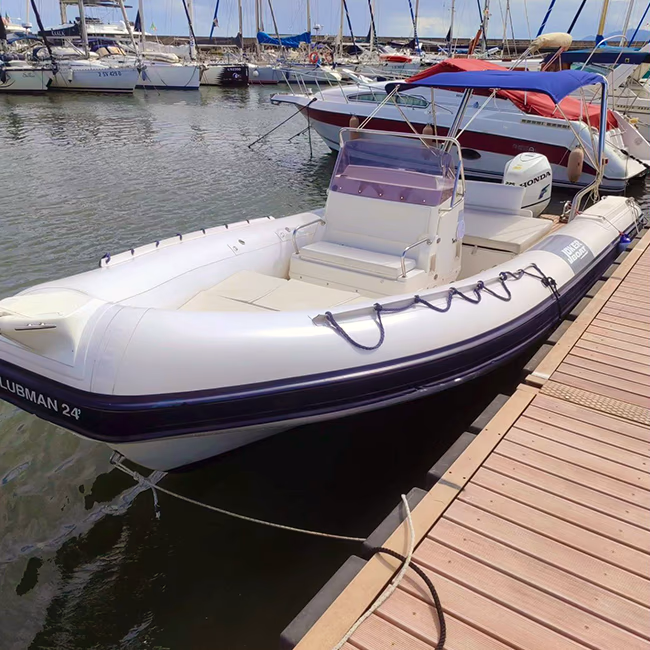 Un gommone utilizzato per Escursioni in barca Cagliari - Eventi da Amare